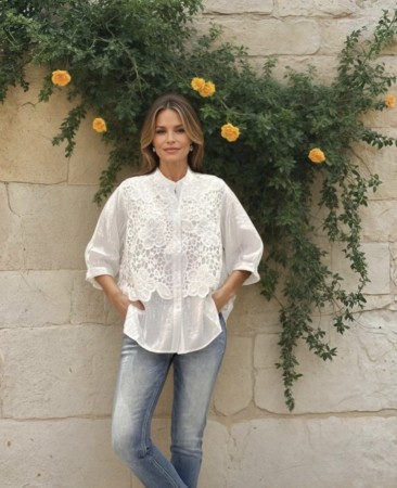 Vakker bluse med blonder i front 